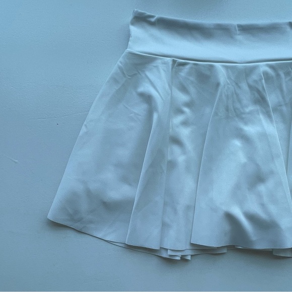 White sports skort with phone pocket - Picture 7 of 13